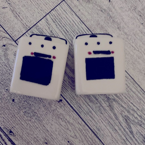 White and Black Stove Salt and Pepper Shakers - Picture 5 of 5